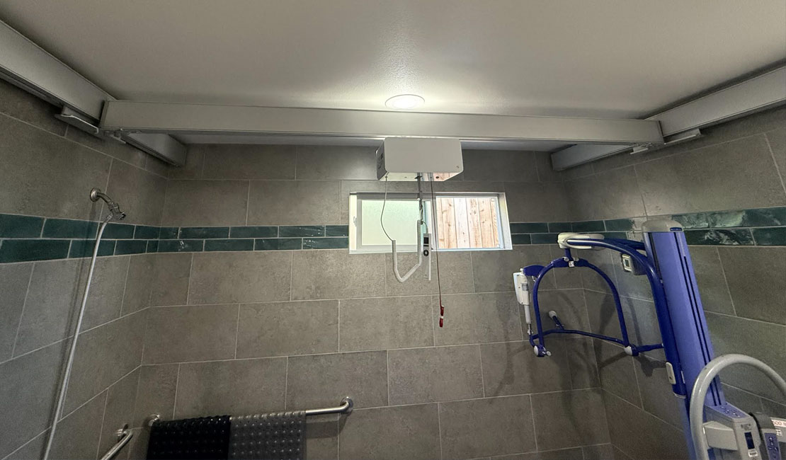 Ceiling Lift X-Y ceiling lift system providing full-room mobility coverage for patient transfers.